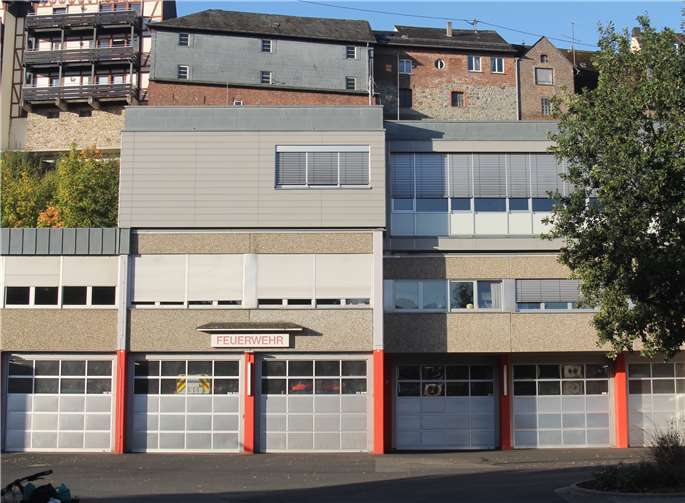 Noch ist die Freiwillige Feuerwehr Montabaur in dem alten Gerätehaus an der Eichwiese untergebracht. Doch es ist zu klein und außerdem in schlechtem Zustand. Nach dem Willen von Stadtrat und Verbandsgemeinderat soll ein Neubau an anderer Stelle auf der Eichwiese entstehen.Quelle: Verbandsgemeinde Montabaur