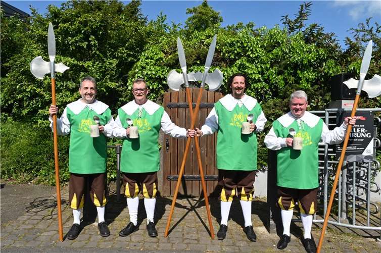 Noch ist die Tür verschlossen: Die vier Herolde (von links) Edgar Girolstein, Frank Herrmann, René Kremer und Michael Helm bewachen den Eingang.