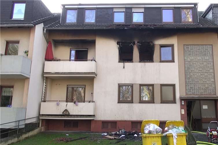 Noch ist unklar, warum ein Feuer in der Wohnung im 1. Obergeschoss ausgebrochen ist. Foto: Winkler TV