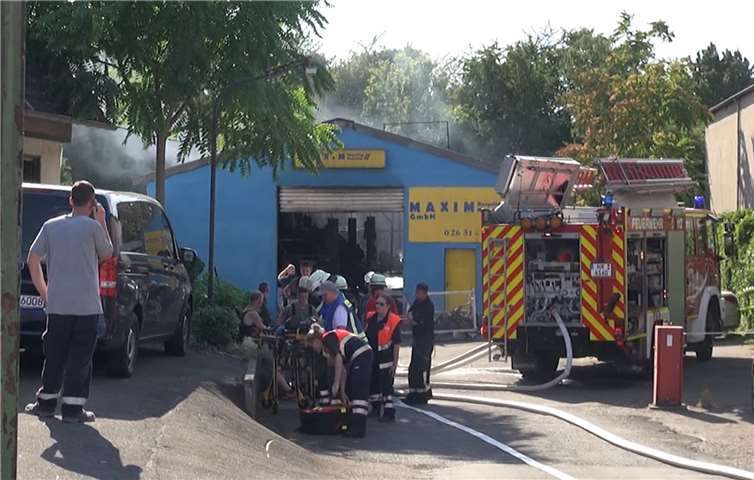 Noch ist unklar, was den Brand einer Lagerhalle in Neuwied ausgelöst hat. Foto: WinklerTV