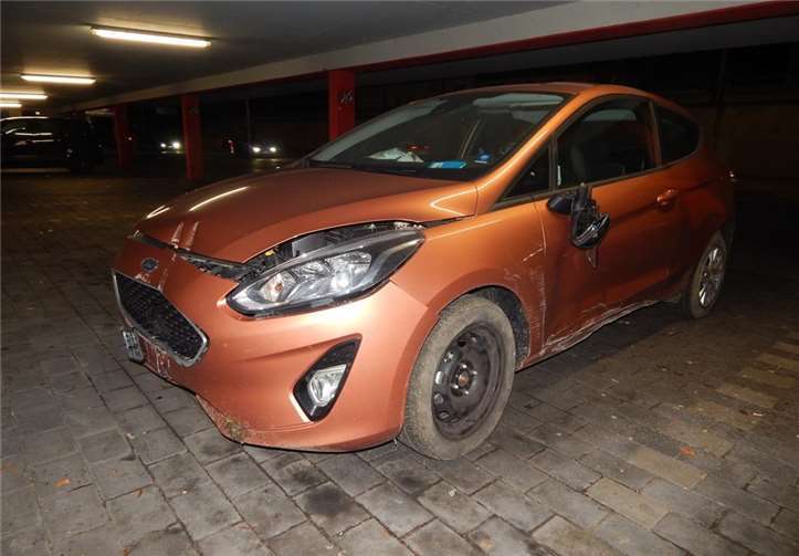 Noch ist unklar wer den Unfallwagen gefahren hat, der mehrere Schilder auf der B42 umgefahren hat. Fotos: Polizei