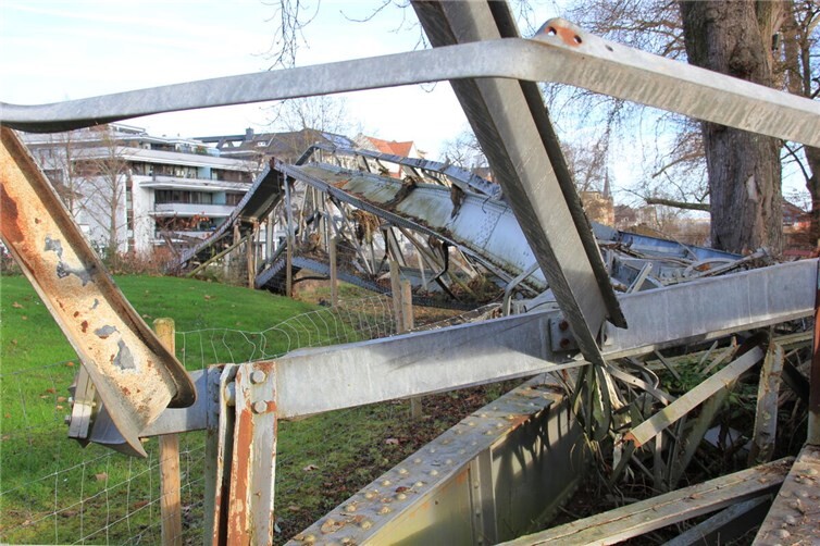 Noch liegt der Torso der Maria-Hilf-Brücke im Bad Neuenahrer Kurpark. Ein kleines Stück soll in die Heilwasserausstellung, der Rest der Verwertung zugeführt werden.  Foto: GS