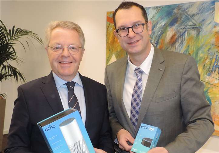 Noch mehr Service: Elmar Schmitz, Vorstandsvorsitzender der Volksbank RheinAhrEifel (li.) und Michael Nisius, Leiter Vertriebsmanagement (re.), zeigen die digitale Sprachassistentin Alexa, die die Volksbank RheinAhrEifel als eine der ersten Genossenschaftsbanken in Deutschland einsetzt. VoBa