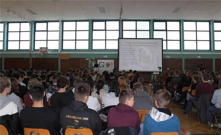 Noch nach 16 Uhr sah man junge Menschen, die angeregte Gespräche führten und den Austausch mit erfahrenen, im Beruf stehenden Menschen dankbar nutzten.Foto:Lea Krempin