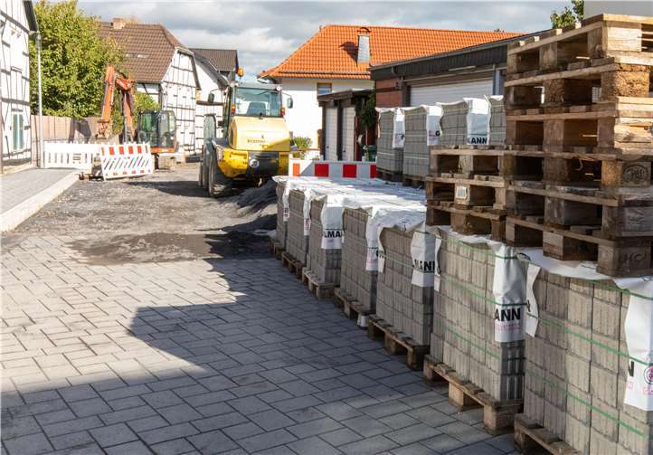 Noch nicht abgeschlossen ist die Sanierung des Dorfplatzes in Niederbachem.