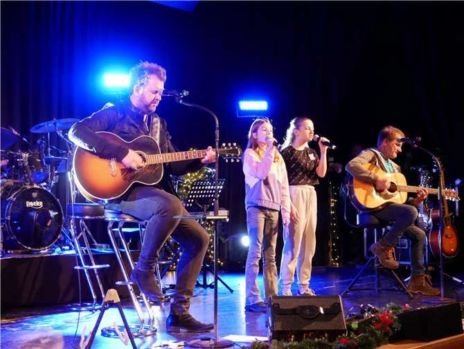 Noch nicht im Bühnenoutfit aber dafür sehr konzentriert bei der Sache probten die Paveier beim Soundcheck mit Lea und Pia, den beiden Nachwuchssängerinnen der Colonia Akademie, den „Ernstfall“.