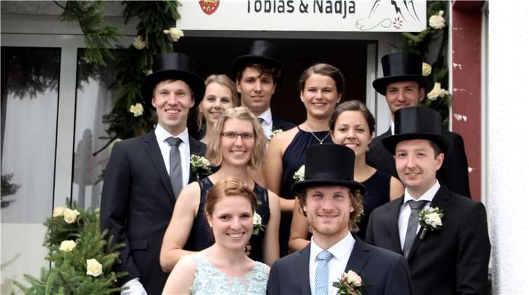 Noch nicht in Amt und Würden stellte sich das designierte Junggesellen-Königspaar mit seinen vier Ehrenpaaren zum Gruppenfoto vor dem Königshaus auf.