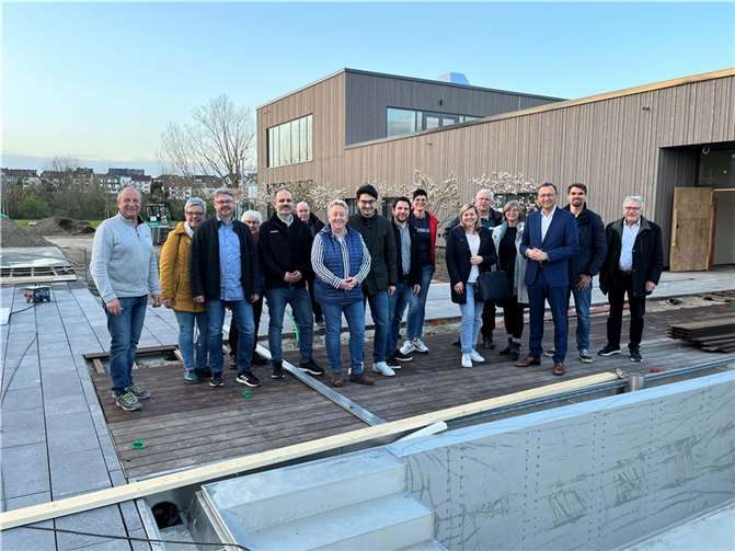 Noch ohne Badelatschen, aber voller Vorfreude inspizierte eine große Delegation der CDU Koblenz rund um den Kreisvorsitzenden und Bundestagsabgeordneten Josef Oster die Baustelle für das neue Stadtbad am Moselbogen. Eine ganze Menge Infos für die wissbegierigen Christdemokraten zückte Albert Diehl, technischer Geschäftsführer der Koblenzer Bäder GmbH.  Foto: Michaela Cetto / CDU Koblenz