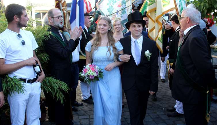 Noch ohne Königskette präsentierte sich Tobias Gebauer mit seiner Königin beim Abmarsch zum Königsball.