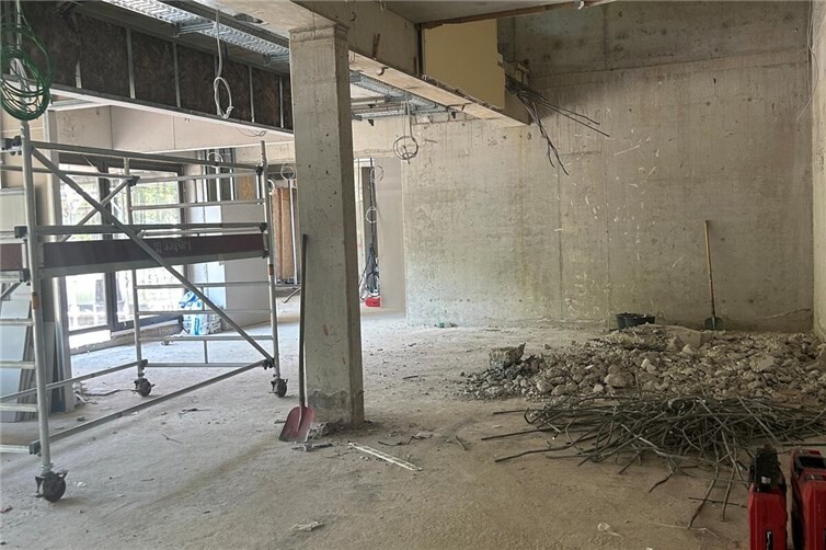 Noch prägen Rohbau und Baustellenbetrieb das Bild, doch schon bald entstehen hier moderne, helle Büroräume mit insgesamt 14 Arbeitsplätzen für das neue Service-Center.