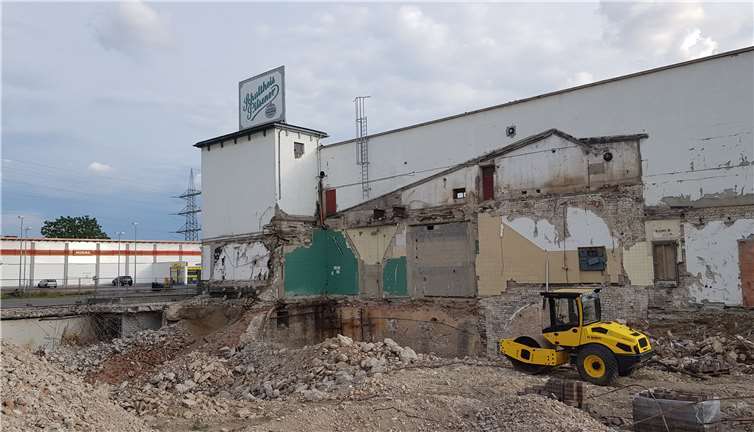Noch prangt das Werbeschild „Schultheis Pilsener“auf dem hinteren Gebäude der ehemaligen Brauerei. Doch bald dürften auch dieseAufbauten verschwunden sein, so dass die Nachnutzung des Areals erfolgen kann. Fotos: KH