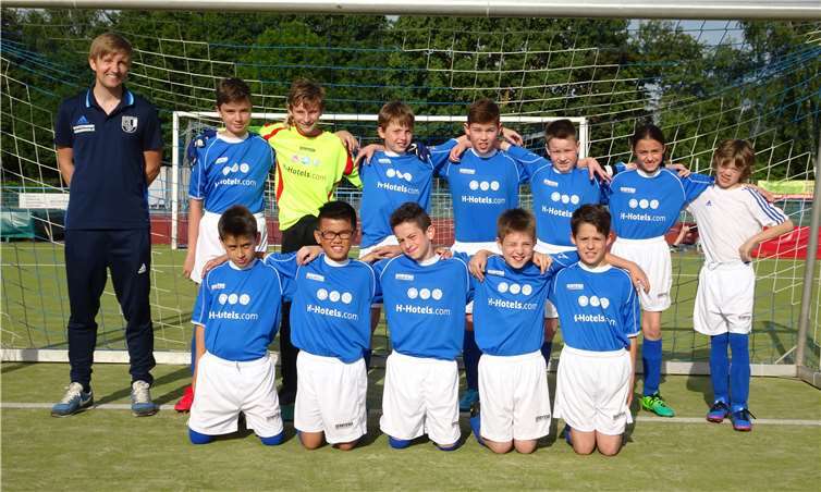 Noch sahen die Akteure des SV Ochtendung - hier vor ihrem Heimspiel gegen die JSG Vordereifel Kürrenberg - etwas angestrengt in die Zukunft. Nach dem Spiel in Niederzissen löste sich die Anspannung.privat