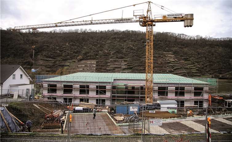 Noch schwebt der Kran über dem Dach, doch die Fertigstellung der Villa Ausonius rückt in greifbare Nähe. EP