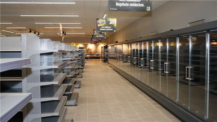 Noch sind die Regale und Kühltruhen in den Abteilungen des neuen Edeka-Marktes leer. Das wird sich mit der Neueröffnung am 8. November aber ändern.