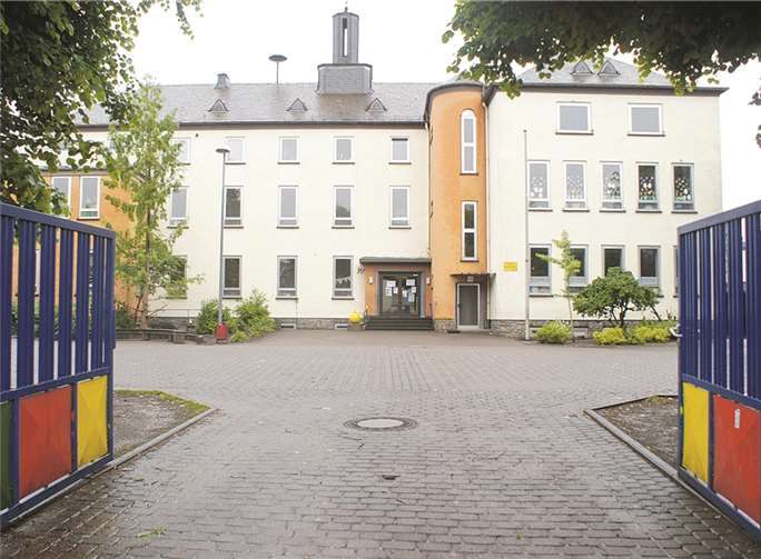 Noch sind die Tore in der Mülheimer Grundschule geöffnet. Nach dem Willen der Mehrheit der Stadtratsmitglieder wird der Schulstandort in der Annastraße jedoch mittelfristig aufgehoben und durch einen modernen Neubau an einem zentralen Standort ersetzt.GH
