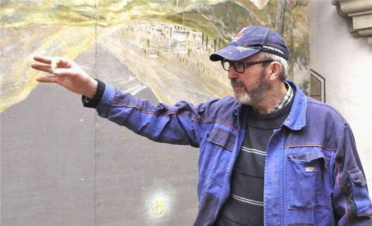 Noch steht Jerusalem beim Bühnenbild auf dem Kopf. Aber bei den Aufführungen unter Regisseur Hans Peter Doll, ist dann alles an der richtigen Stelle. BS