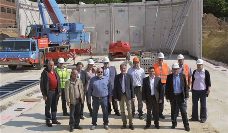 Noch steht der Kran im späteren Wasserspeicher, die Verantwortlichen sind positiv gestimmt.RFW