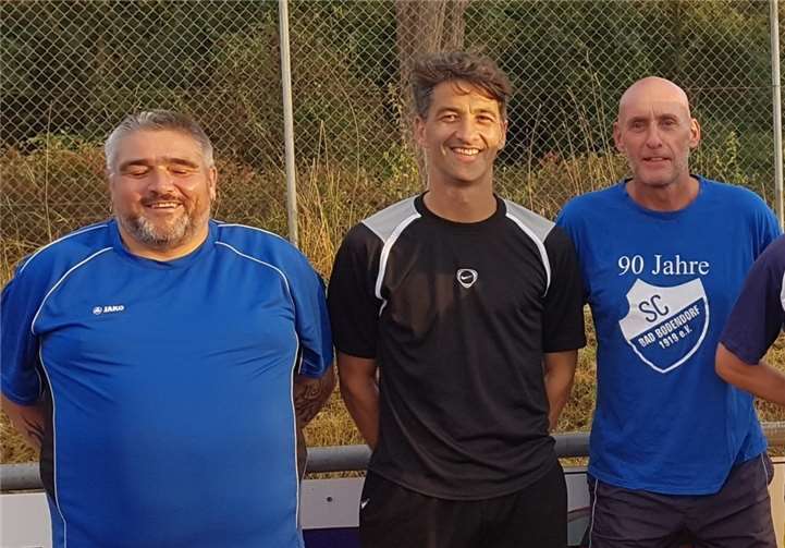Noch steht dieses Trainerteam bis Ende der Saison 2019/20 zusammen. Ab der Saison 2020/21 wird Peter Hüffel (l.) den Posten des Torwarttrainers an Nils Neugebauer abgeben. Jürgen Klapperich (r.) verlässt das Trainerteam erst zum Jahresende. Bis dahin wird Nils Neugebauer als Torwarttrainer und Co-Trainer von Elmar Schäfer (Mitte) eingearbeitet. Fotos: SC Bad Bodendorf/Baumann
