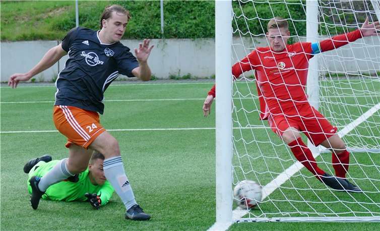Noch steht es 0:0, aber eine Sekunde später ist die Moseltaler Führung durch Max Modigell perfekt. Der Rettungsversuch von SVU-Spielführer Dominik Herold kommt einen Tick zu spät.Foto: Michael Wald