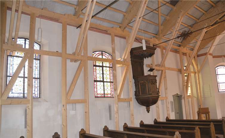 Noch trägt ein stabiles Holzgerüst die schwere Dachkonstruktion.