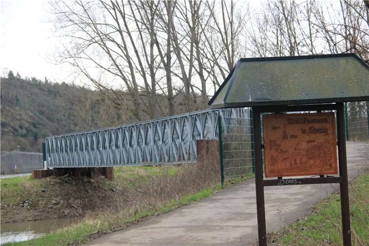 Noch überspannt eine Behelfsbrücke die Ahr im Mündungsbereich. An ihrem Standort soll eine neue Brücke entstehen, deren Kosten komplett vom Wiederaufbaufonds getragen werden. .  Foto: GS