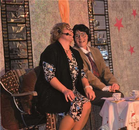 Noch verstehen sich Frau Schneider und Herr Schlömmer, doch das Rendezvous gerät zur Katastrophe.