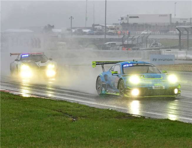 Manthey holt sich den Sieg beim ADAC TOTAL 24h-Rennen Noch vor Ablauf der ersten Rennstunde stellte heftiger Regen das Fahrgefühl der Piloten auf die Probe. Hier Nico Menzel (Kelberg) mit dem Porsche von Huber Motorsport.