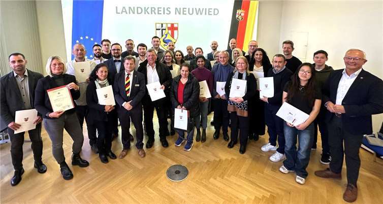 Noch vor den Festtagen konnte Landrat Achim Hallerbach im Max-zu-Wied-Saal des Kreishauses 26 Frauen und Männern eine besondere Frühlingsfreude bereiten: Die Verleihung der deutschen Staatsbürgerschaft.Foto: Thomas Herschbach