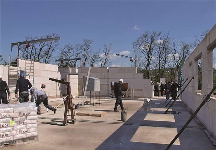 Noch waren es nur einige Steinmauern, doch im April 2016 soll Eröffnung gefeiert werden.