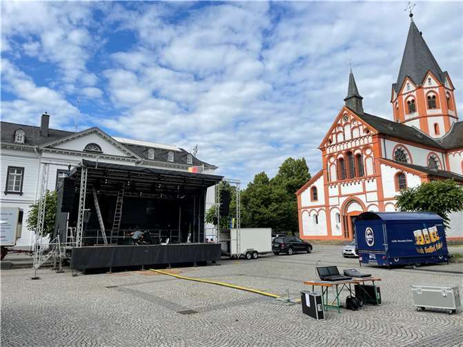 Noch wird auf dem Kirchplatz aufgebaut. Foto: ROB