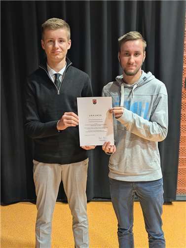 Noel Reinmann und Kevin Schein präsentieren die Urkunde. Foto: Antonia Knoll (LES)