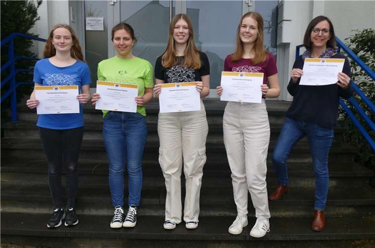 Noemie H., Svea M., Jana P., Linnea P. mit Karine Hannuschke.  Fotos: SMS