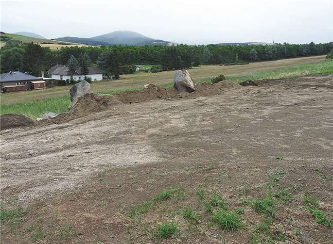 Nördlich der Mehrzweckhalle will die Gemeinde Thür einen neuen Bolzplatz mit einem Rasenspielfeld von 25 x 45 Meter sowie einer seitlichen Laufbahn von zwei x 50 Meter herstellen. SF