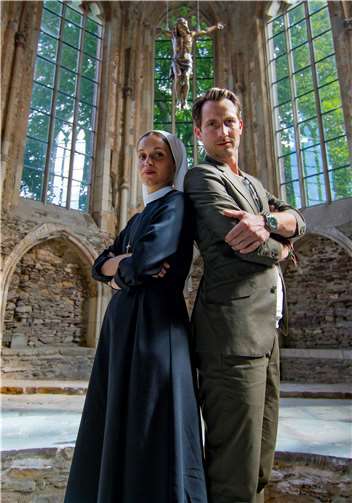 „Da hilft nur beten“: Rommersdorf als Filmkulisse zur Primetime in der ARD  Nonne Charlotte (Kristin Suckow) und Werbeprofi Conrad (David Rott) lernen sich in der Abtei Rommersdorf kennen.  Foto: ARD Degeto/Thomas Neumeier