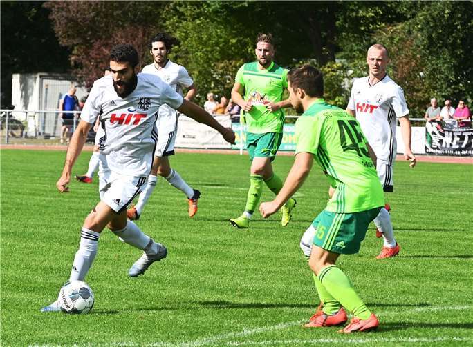 Noor Alden Abo Zard (links) vergab in Montabaur die große Chance zum 3:0 für den TuS Mayen, es wäre wohl die Entscheidung gewesen. Foto: SK