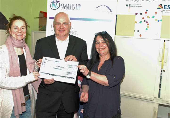 Nora Kaul, Stefan Sell und Petra Klein (von links) bei der Spendenübergabe im HoT. BL