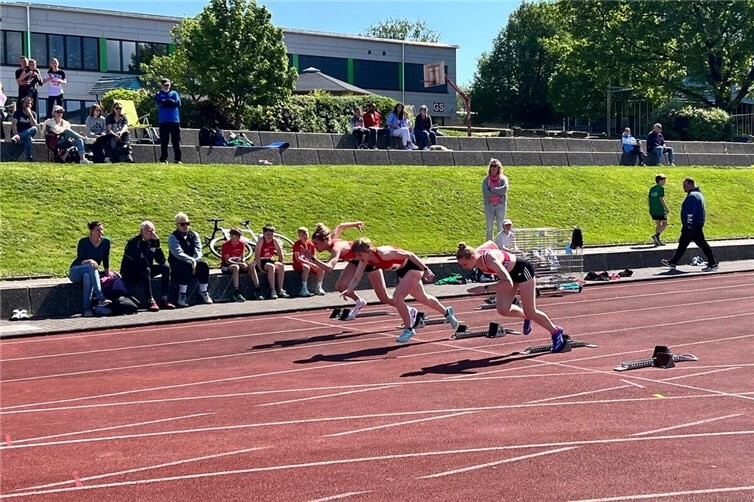Nora Kern (Mitte) sprintete zum Regionsmeistertitel über die 100 m der Frauen