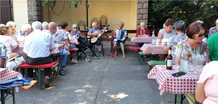 Nora Schmitt und Gerhard Schäfer unterhielten die Gäste musikalisch.Privat