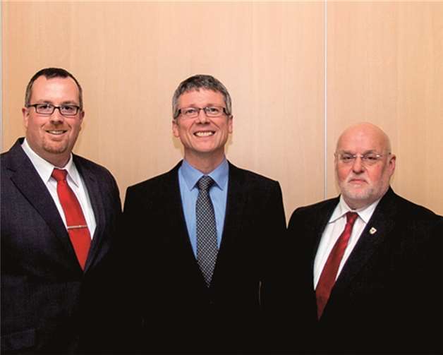 Norbert Bahl (Mitte) wurde von der Urmitzer SPD wieder zum Bürgermeisterkandidaten gewählt.privat