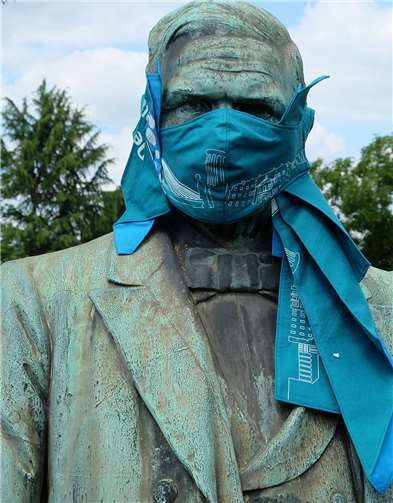 Norbert Bleidt hat – unterstützt von SBN-Mitarbeiter Florian Kirschner – die neue Maske am Raiffeisendenkmal angebracht.Foto: Stadt Neuwied