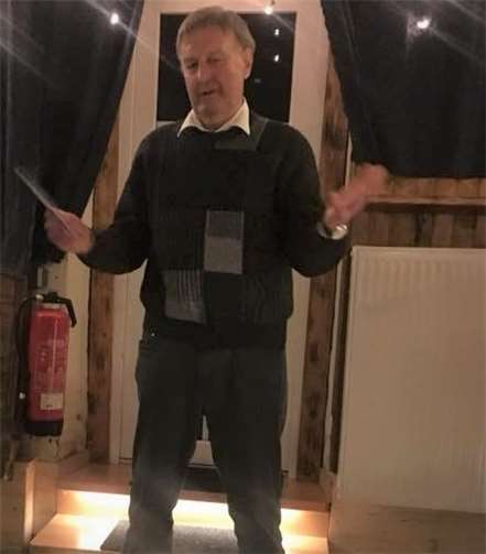 Norbert Breil in Aktion bei der Ansprache an die Fußballer.Foto: privat