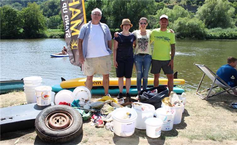 Norbert Dötsch, Julia Siebenschuh vom JUZ Bad Ems freuten sich, dass sie diese besondere Aktion zusammen mit Natalie Karij von Waterlove und Markus Casper von Alahna machen konnten.Fotos: privat