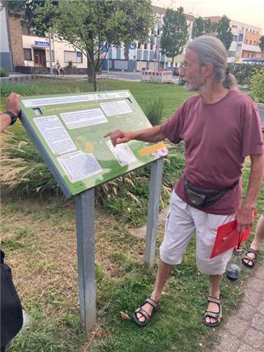 Norbert Dümpelfeld erläutert die Vorteile naturnaher Vorgärten. Foto: Peter Schmitz