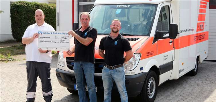 Norbert Engel, entschied zusammen mit seinem Sohn Dennis (re.), 1.000 Euro für das neue Notfall-Beatmungsgerät für den Rettungswagen des DRK-Ortsverein Sinzig e.V. zu spenden. Stolz teilte DRK-Bereitschaftsleiter Marco Hengsberg (li.) mit, dass die neue lebensrettende Technik nun bestellt wird. Foto: Thorsten Trütgen
