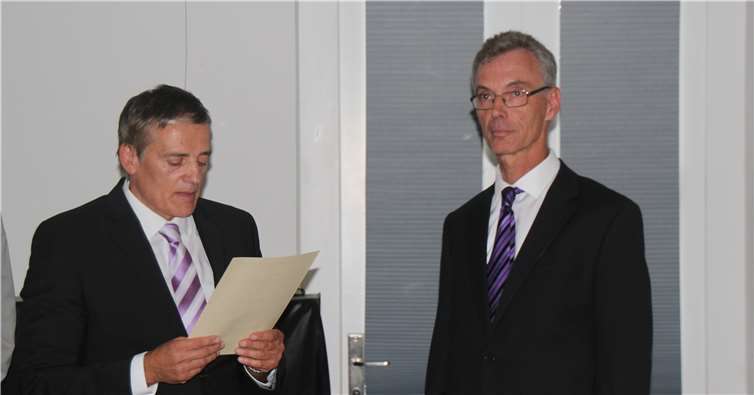 Norbert Heidgen vereidigt den neuen Bürgermeister Udo Heuser.