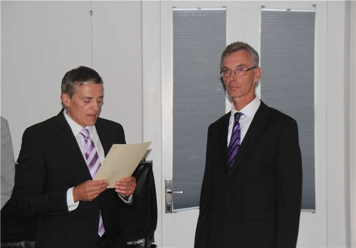 Norbert Heidgen vereidigt den neuen Bürgermeister Udo Heuser (v.l.).