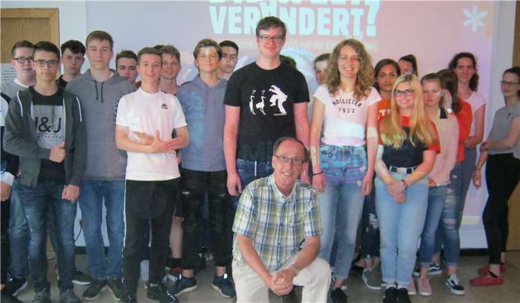 Norbert Hellenthal vom Hilfswerk Misereor referiert am PJG und führte den Schülern die zwei Seiten Indiens vor Augen. privat