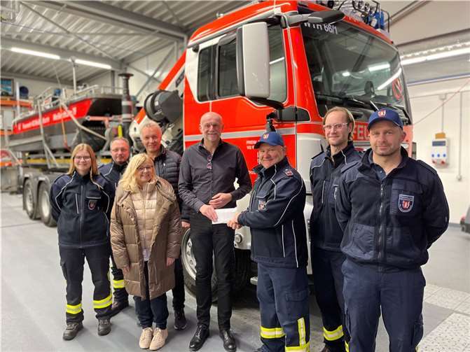 Norbert Jentzig (6.v.l.), 1. Vorsitzender des Feuerwehr-Förderverein e.V., nahm dankbar eine finanzielle Zuwendung in Höhe von 2 000 Euro aus den Händen von Trivium-Werkleiter Robert Resender (5.v.l.) an. Es freuten sich weiterhin (v.l.n.r.): Lisa Fachbach (Beisitzerin Förderverein), Michael Breitbach (2. Vorsitzender Förderverein), Ursula Schmitz (Trivium), Wolfgang Haas (Trivium), Nicolas Schrödter (Kassierer Förderverein) und Stephan Börner (Feuerwehrgerätewart).  Foto: E. Brüning