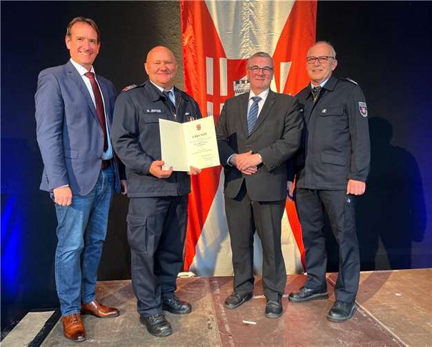 Norbert Jentzig, Wehrführer der Feuerwehr Weißenthurm erhielt aus den Händen von Landrat Dr. Alexander Saftig das Goldene Feuerwehr-Ehrenzeichen für 35-jährige, pflichttreue Tätigkeit bei der Feuerwehr. Quelle: VG Weißenthurm