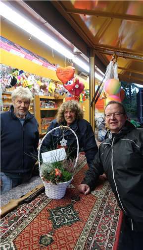Norbert Lück überreichte der Schaustellerfamilie Schmitt anlässlich der 50-jährigen Zusammenarbeit mit der Ortsgemeinde ein Präsent.. Annette Meickmann-Lück